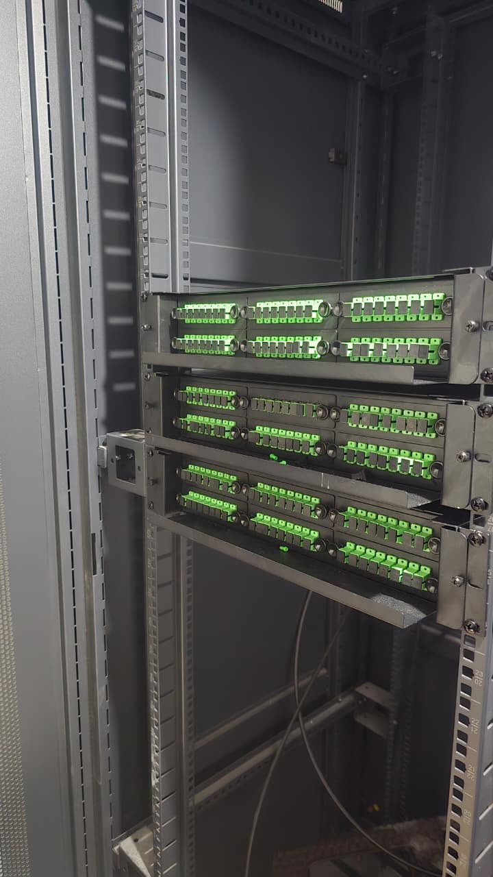 Rack de ODF con paneles de fibra óptica